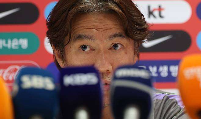 홍명보 축구 국가대표팀 감독이 25일(현지 시간) 멕시코 과달라하라 인근 사포판에 위치한 베이스캠프 훈련장 치바스 바예 베르데에서 회복 훈련 전 기자회견하고 있다. 대표팀은 전날 남아프리카공화국과의 월드컵 조별리그 3차전에서 0-1으로 패배했다. 뉴시스
