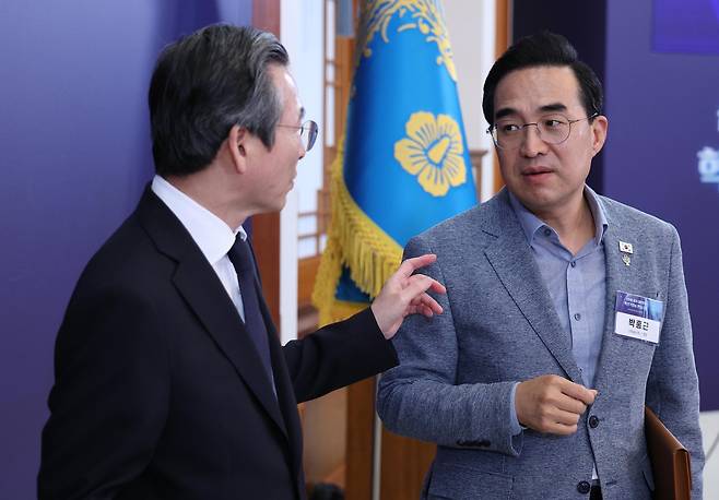 김용범 청와대 정책실장과 박홍근 기획예산처 장관이 26일 청와대에서 열린 미래 신안보 혁신기업 육성 전략회의에서 대화하고 있다.&nbsp; &nbsp;뉴시스