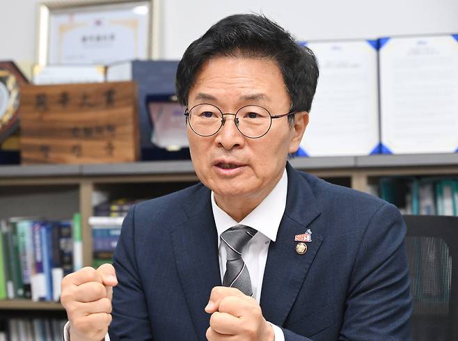 정진욱 더불어민주당 의원이 25일 서울 여의도 국회 의원회관에서 서울경제신문과 인터뷰하고 있다. 오승현 기자