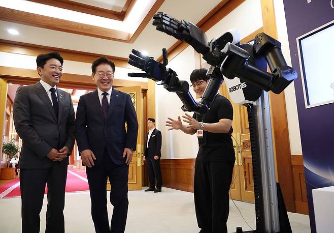 이재명 대통령이 26일 청와대에서 열린 미래 신안보 혁신기업 육성 전략회의에 앞서 휴머노이드 로봇 시연을 관람하고 있다. 청와대사진기자단