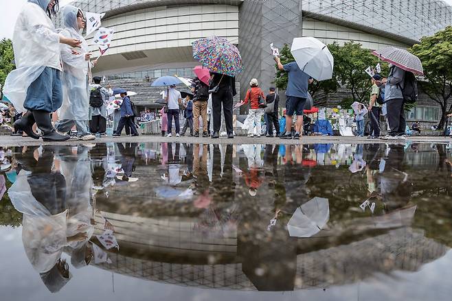 6월20일 서울 송파구 올림픽공원 핸드볼경기장 앞에서 제9회 전국동시지방선거 투표용지 부족 사태에 항의하며 개표소 봉쇄 시위를 이어가고 있는 시위대 ⓒ시사저널 최준필