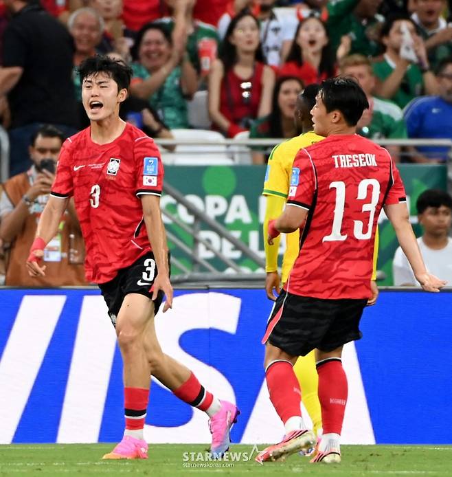 2026 북중미월드컵 A조 3차예선 대한민국 대 남아공 경기가 25일(한국시간) 멕시코 몬테레이 에스타디오 BBVA에서 열렸다.선발출장한 이기혁이 수비도중 소리를 치고 있다. /사진=김진경 kim.jinkyung@