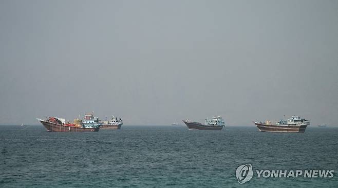 오만 쪽에서 보이는 호르무즈 해협의 선박들 [로이터=연합뉴스 자료사진. 재판매 및 DB 금지]
