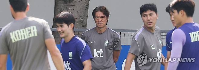 훈련 지켜보는 홍명보 감독 (사포판[멕시코 할리스코주]=연합뉴스) 최재구 기자 = 2026 북중미 월드컵 A조 조별리그 3차전에서 남아공에 패해 32강 합류를 위해 다른 조의 결과를 기다리고 있는 한국 축구국가대표팀이 25일(현지시간) 팀 베이스캠프인 멕시코 과달라하라로 돌아와 사포판 치바스 바예 베르데에서 회복훈련을 했다. 홍명보 감독이 팀 훈련을 지켜보고 있다. 2026.6.26
    jjaeck9@yn.a.co.kr