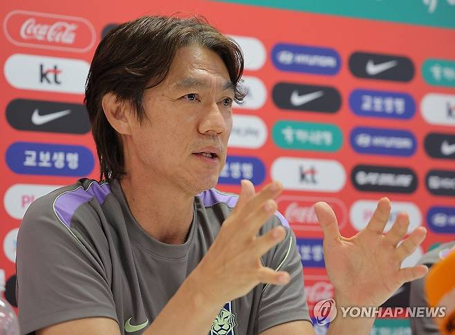 발언하는 홍명보 축구 대표팀 감독 (사포판[멕시코 할리스코주]=연합뉴스) 류영석 기자 = 남아프리카공화국과 2026 북중미 월드컵 A조 조별리그 3차전을 치른 한국 축구 국가대표팀 홍명보 감독이 25일(현지시간) 멕시코 과달라하라 인근 사포판의 치바스 바예 베르데에서 취재진 질문에 답하고 있다. 2026.6.26 ondol@yna.co.kr