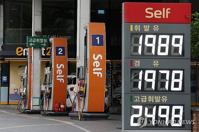 경유가격 2천원선 아래로 하락세 (서울=연합뉴스) 김성민 기자 = 국제유가가 안정세를 보이며 국내 경유 가격이 2개월 만에 L당 2천원선 아래로 내려왔다.
    24일 한국석유공사 유가정보서비스 오피넷에 따르면 이날 오후 4시 기준 전국 주유소 평균 경유 판매가격은 L당 1천999.97원으로 집계됐다.
    25일 서울 시내 한 주유소에 가격 알림판이 놓여 있다. 2026.6.25 ksm7976@yna.co.kr