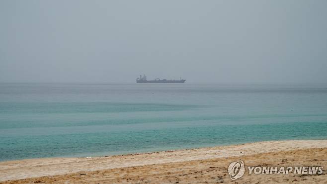 오만 무산담 근처 해역 지나가는 유조선 (로이터=연합뉴스) 2026년 6월 25일 오만 무산담 근처 해역을 유조선 '조리야'호가 지나가고 있다. (REUTERS/Stringer) 2026.6.26.