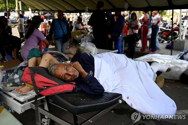지진 피해자가 들것에 실려 있는 모습  [로이터=연합뉴스. 재판매 및 DB 금지]