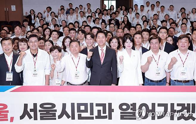 국민의힘 서울시당 지방선거 당선자 워크숍 (서울=연합뉴스) 신현우 기자 = 오세훈 서울시장과 국민의힘 서울시당 위원장인 배현진 의원이 26일 서울 강남구 세텍에서 열린 국민의힘 서울시당 지방선거 당선자 워크숍에 참석해 기념 촬영하고 있다. 2026.6.26 nowwego@yna.co.kr