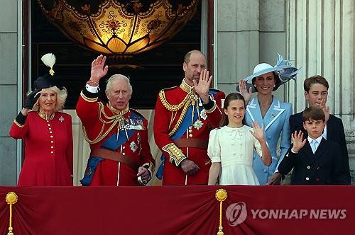 버킹엄궁 발코니에서 인파를 향해 손 흔드는 왕실 가족들 [EPA=연합뉴스 자료사진. 재판매 및 DB 금지]