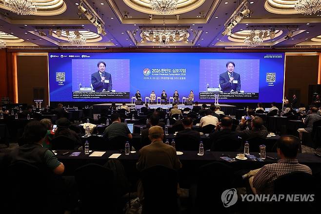 2026 한반도 심포지엄 2세션 (서울=연합뉴스) 서대연 기자 = 26일 서울 중구 롯데호텔에서 열린 2026 한반도 심포지엄에서 '경제·에너지·안보 위기 고조 - 한반도의 생존전략'을 주제로 2세션이 열리고 있다. 
    2세션에서는 이혜정 중앙대 정치국제학과 교수, 최종건 전 외교부 1차관, 정인교 전 산업통상자원부 통상교섭본부장, 노규덕 전 외교부 한반도평화교섭본부장 등 학계 전문가와 전직 고위 관료들이 토론했다. 2026.6.26 dwise@yna.co.kr