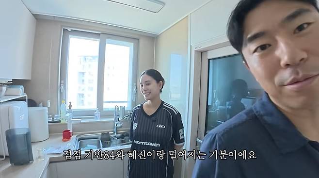 Actor Lee Si-eon shared updates on his life as a first-time father on his YouTube channel Si-eons Cool, revealing that he has decided on the name Solmin for his son. Parenting veterans Kim Dong-hyun and Nucksal appeared on the show to offer practical parenting advice and cheer on his new daily life as a father.