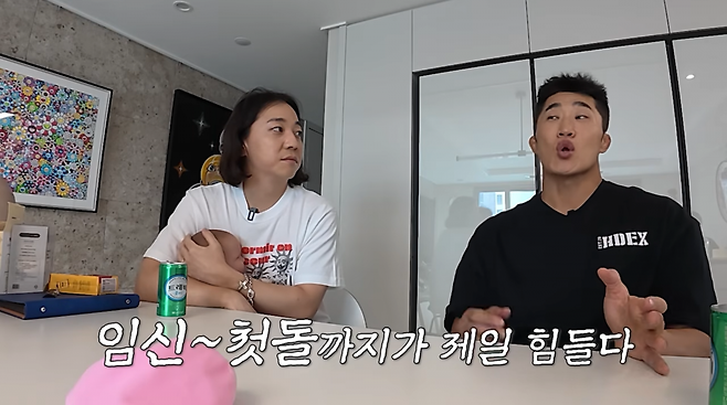 Actor Lee Si-eon shared updates on his life as a first-time father on his YouTube channel Si-eons Cool, revealing that he has decided on the name Solmin for his son. Parenting veterans Kim Dong-hyun and Nucksal appeared on the show to offer practical parenting advice and cheer on his new daily life as a father.