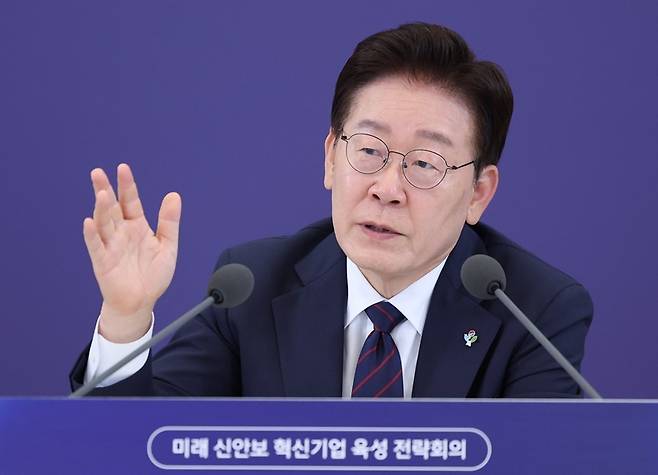 이재명 대통령이 삼성전자와 SK하이닉스의 호남지역 대규모 반도체 설비 투자 계획 발표를 앞두고  제기된 용수 부족 우려에 대해 “하루 100톤의 산업용수 공급도 가능하다”고 반박했다. 사진=연합뉴스