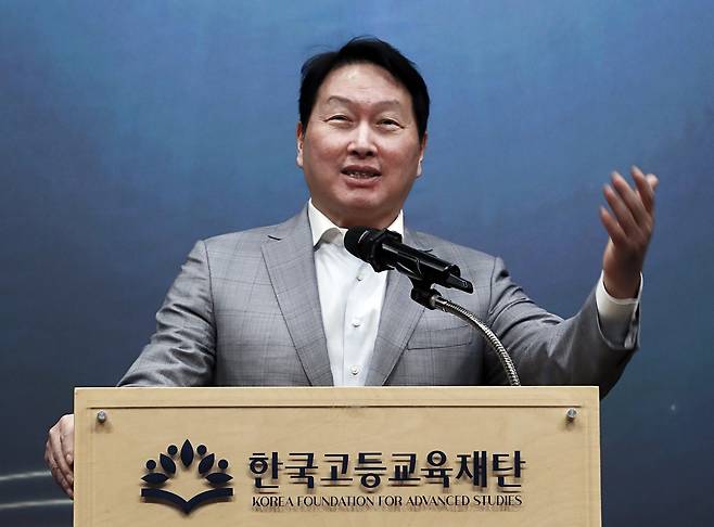 최태원 SK그룹 회장 겸 한국고등교육재단 이사장이 지난 22일 서울 강남구 한국고등교육재단(KFAS) 빌딩에서 열린 신진학자상·해외유학장학증서 수여식에서 격려인사를 하고 있다./사진=SK
