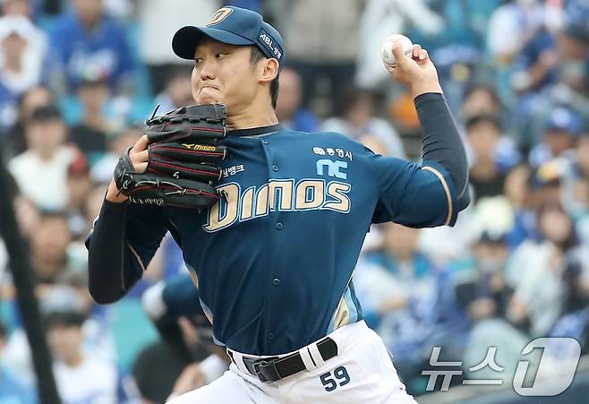 6일 오후 대구 삼성라이온즈파크에서 열린 프로야구 2025 신한 SOL뱅크 KBO 와일드카드 결정전 1차전, 삼성 라이온즈와 NC 다이노스의 경기 NC 선발 구창모가 역투하고 있다. 2025.10.6 ⓒ 뉴스1 공정식 기자