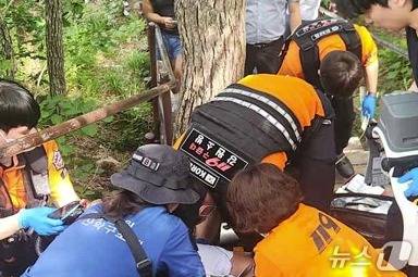 국립공원공단 설악산국립공원사무소가 27일 오후 3시 5분쯤 강원 설악산 권금성 주변에 위치한 케이블카 상부 스테이션 200m 지점에서 심정지 증상을 보인 폴란드 국적의 여성 A 씨(66)에 대한 응급조치에 나선 모습. (국립공원공단 설악산국립공원사무소 제공. 재판매 및 DB금지) 2026.6.27/뉴스1