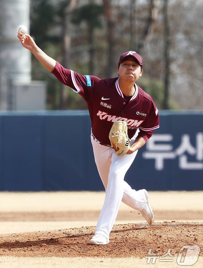 12일 오후 경기도 이천 두산베어스파크에서 열린 '2026 신한 SOL KBO리그' 시범경기 두산 베어스와 키움 히어로즈의 경기에서 키움 선발 하영민이 역투하고 있다. 2026.3.12 ⓒ 뉴스1 김민지 기자