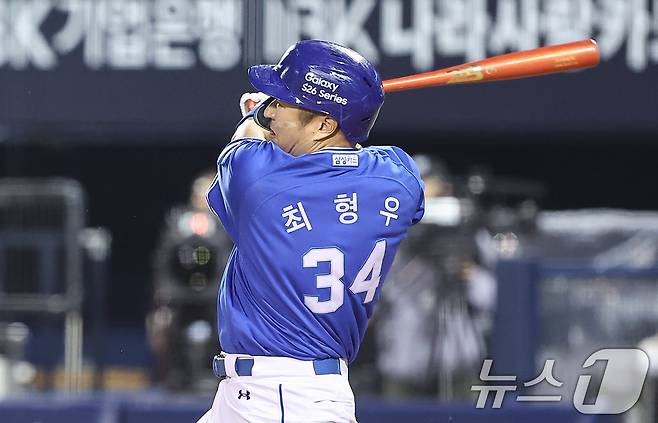 12일 오후 서울 송파구 잠실야구장에서 열린 프로야구 '2026 신한은행 SOL KBO리그' 삼성 라이온즈와 LG 트윈스의 경기, 6회초 2사 주자없는 상황에서 삼성 최형우가 2루타를 치고 있다. 2026.5.12 ⓒ 뉴스1 김도우 기자
