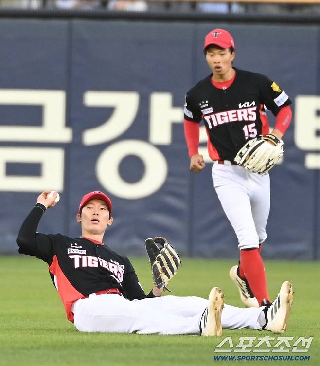 30일 잠실야구장에서 열린 KIA와 LG의 경기. 8회말 2사 1루 김호령이 박동원의 타구에 몸을 날려 잡아내고 있다. 잠실=허상욱 기자wook@sportschosun.com/2026.05.30/