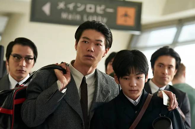 지난해 넷플릭스 영화 ‘굿뉴스’에 출연한 가사마츠 쇼(앞줄 왼쪽)의 극중 모습. 가사마츠는 극중 일본 무장단체 적군파의 리더인 ‘덴지’ 역할을 맡았다. /넷플릭스