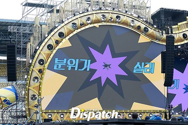 PSYs brand concert, PSY Summer Swag 2026, kicked off its nationwide tour on the 27th at the Uijeongbu Sports Complex in Gyeonggi Province. The performance featured a star-studded lineup of guests, including PSY, Hwasa, and Sung Si-kyung, delivering an intense stage performance to the audience.PSY Summer Swag has established itself as a representative summer concert, featuring water cannons and a solid guest lineup. This year, the show garnered an enthusiastic response from the audience with an even larger scale and high-quality stage production.The opening video of the concert added a unique element of fun with appearances by Park Jihoon and Director Jang Hang-jun of the film The Man Who Lives with King. Starting in Uijeongbu, the tour is scheduled to proceed sequentially across the country, including Daegu, Incheon, Gwacheon, Wonju, Suwon, Gwangju, Busan, and Daejeon.