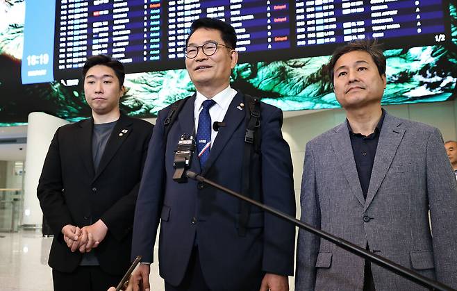 더불어민주당 송영길(가운데) 의원이 조정식 국회의장 특사 자격으로 미국 방문을 마친 뒤 27일 인천국제공항 제2여객터미널로 귀국하며 취재진과 인터뷰를 하고 있다. 연합뉴스