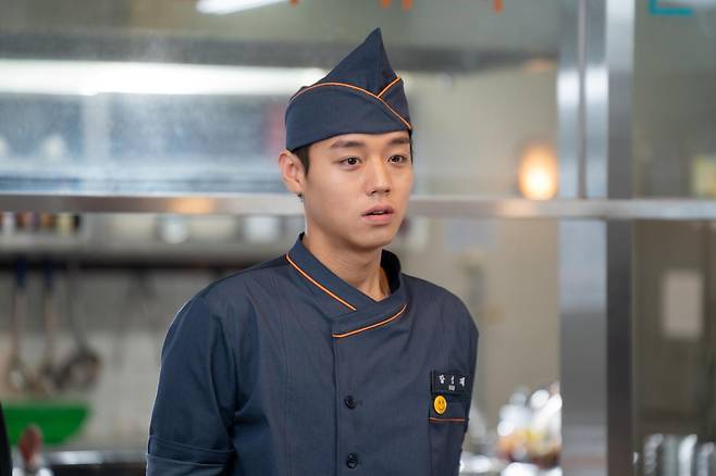 티빙 오리지널 드라마 '취사병 전설이 되다'의 주인공인 이등병 강성재(박지훈 분). 탄띠 대신 앞치마를 두르고 총 대신 국자를 든 드라마 속 강성재는 환상의 식단을 완성하며 '전설의 취사병'으로 거듭난다. 이 드라마는 케이블·종편 채널 동시간대 시청률 1위를 기록하는 등 인기를 끌었다. 티빙 제공