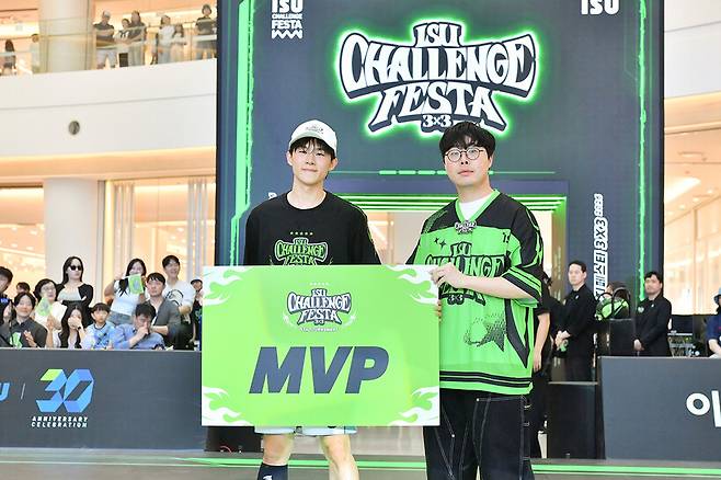 ▲대회 MVP 강병진(좌)과 이수그룹 김세민 대표(우)