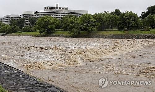 ▲ 폭우로 인해 불어난 교토 가모강[교도통신 제공. 로이터=연합뉴스]