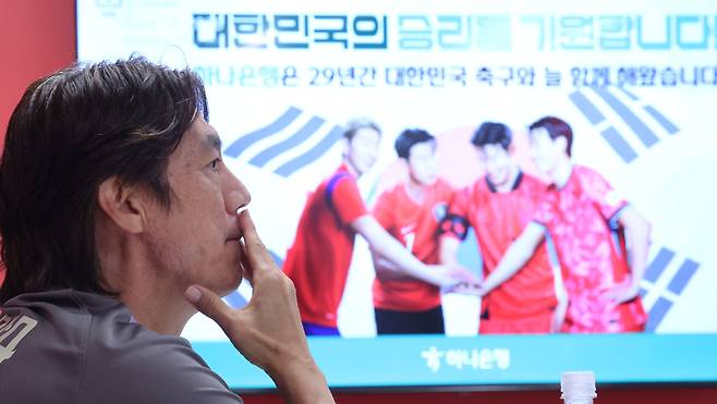 ▲ 2026 북중미 월드컵 A조 조별리그 3차전에서 남아공에 패해 32강 합류를 위해 다른 조의 결과를 기다리고 있는 한국 축구국가대표팀이 25일(현지시간) 팀 베이스캠프인 멕시코 과달라하라로 돌아와 사포판 치바스 바예 베르데에서 회복훈련을 했다. 훈련에 앞서 갖은 기자회견에서 홍명보 감독이 기자의 질문을 듣고 있다. 연합뉴스