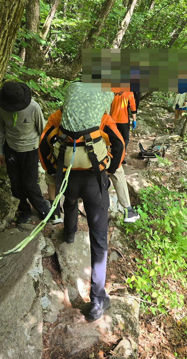 ▲ 27일 오후 2시 37분쯤 평창군 진부면 동산리 오대산에서 70대 B씨가 등산 중 넘어지며 머리에 출혈상 등을 입어 소방당국에 의해 병원으로 이송됐다. 강원소방본부 제공