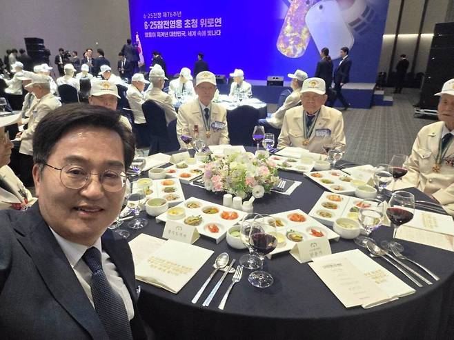김동연 경기도지사가 지난 25일 수원컨벤션센터에서 열린 6·25전쟁 제76주년 기념식 이후 진행된 참전유공자 위로연 당시 참전용사들과 함께 사진을 촬영하고 있다. 김동연 지사 SNS