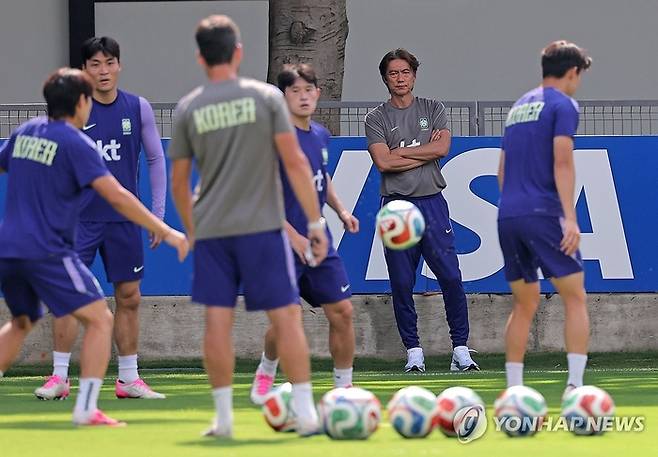 남아프리카공화국과 2026 북중미 월드컵 A조 조별리그 3차전을 치른 한국 축구 국가대표팀 홍명보 감독이 지난 25일(현지 시각) 멕시코 과달라하라 인근 사포판의 치바스 바예 베르데에서 대표팀 훈련을 지켜보고 있다. [연합뉴스]