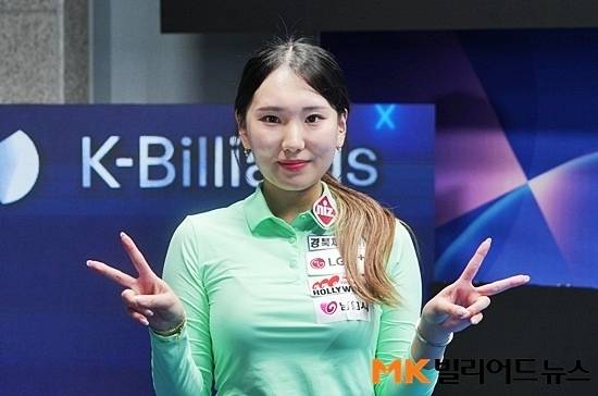 이하린은 개인전 우승으로 고태영과 함께 복식-개인전을 석권하는 동반 2관왕에 올랐다. 우승을 확정한 이하린이 승리의 브이(V)자를 펴보이고 있다.