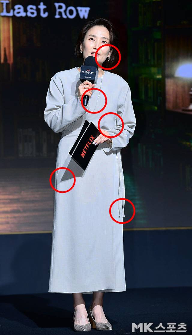 Broadcaster Park Kyung-lim attended the press conference for the Netflix series The Boy at the End of the Row held at the M Gallery in Hotel Naru Seoul, Mapo-gu, Seoul, on June 24 as the host. On this day, Park Kyung-lim created a sophisticated and elegant style by pairing a calm dress with black heels.Directed by Kim Kyu-tae, The Boy at the End of the Row is a suspense drama that tells the story of Heo Mun-o, a professor of Korean literature, who discovers the genius of his student, Lee Kang. Choi Min-sik plays the role of Heo Mun-o, while Choi Hyun-wook delivers a passionate performance as Lee Kang.