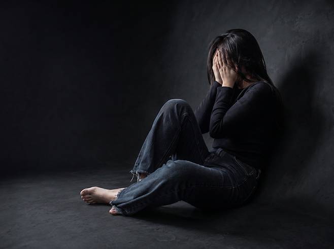 교제 폭력은 연인 사이에서 발생하는 신체적·정서적·성적·경제적 폭력과 협박, 통제 등을 모두 포함하는 범죄다. 그러나 별도의 처벌법은 마련돼 있지 않아 폭행, 상해, 감금, 협박 등 행위별 형법과 개별 법률로 처벌하고 있다. 사진은 기사 내용과 무관한 참고 이미지. /사진=게티이미지뱅크