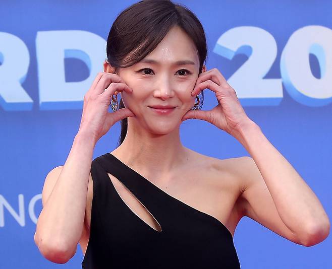 그룹 베이비복스 이희진이 전 연인의 만행을 폭로했다. 사진은 지난해 2월 서울 중구 장충체육관에서 진행된 '한터뮤직어워즈 2024' 레드카펫 행사에 참석한 가수 겸 배우 이희진. /사진=스타뉴스
