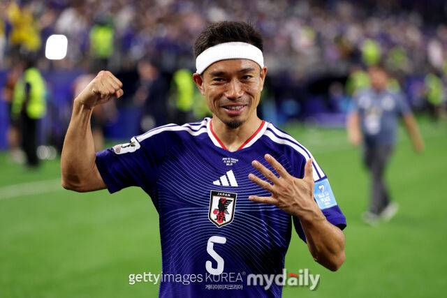나가토모 유토가 26일(한국시각) 미국 텍사스주 알링턴의 댈러스 스타디움에서 열린 2026 국제축구연맹(FIFA) 북중미 월드컵 조별리그 F조 3라운드 스웨덴과의 맞대결에서 1-1 무승부를 거둔 뒤 5번째 월드컵 출전을 손으로 표현하고 있다. /게티이미지코리아