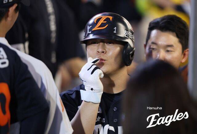 한화 이글스 노시환이 26일 인천SSG랜더스필드에서 열린 SSG 랜더스와의 원정경기서 홈런을 치고 세리머니를 하고 있다./한화 이글스 제공