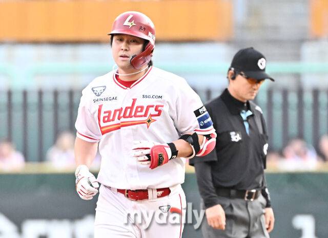 18일 오후 인천 SSG랜더스필드에서 진행된 '2026 프로야구 KBO리그' SSG랜더스와 롯데자이언츠의 경기. SSG 최정이 1회말 2사에서 솔로홈런을 터뜨린 뒤 베이스를 돌고 있다./마이데일리