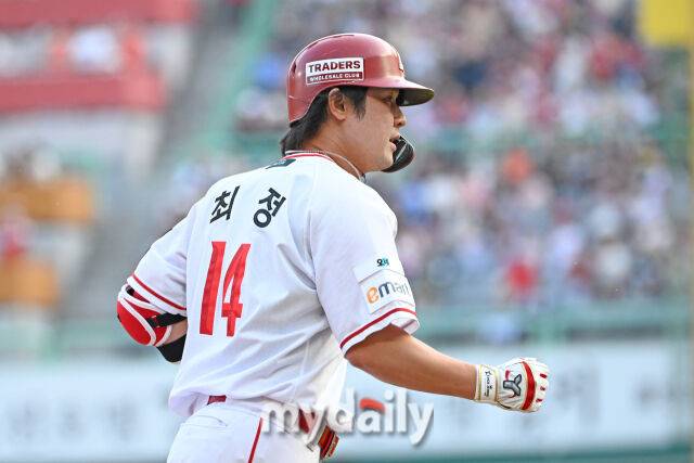 16일 인천 SSG랜더스필드에서 열린 '2026 신한 SOL KBO리그' 롯데 자이언츠와 SSG 랜더스 경기. SSG 최정이 1회말 1사 1루에 투런포를 친 후 주루하고 있다./마이데일리