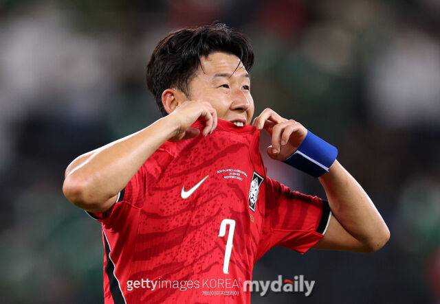 대한민국 축구대표팀이 25일 몬테레이 스타디움에서 열린 남아프리카공화국과의 ‘2026 북중미 월드컵’ A조 조별리그 3차전에서 0-1로 패배했다. 경기 후 얼굴을 감싸쥐고 있는 손흥민./게티이미지코리아