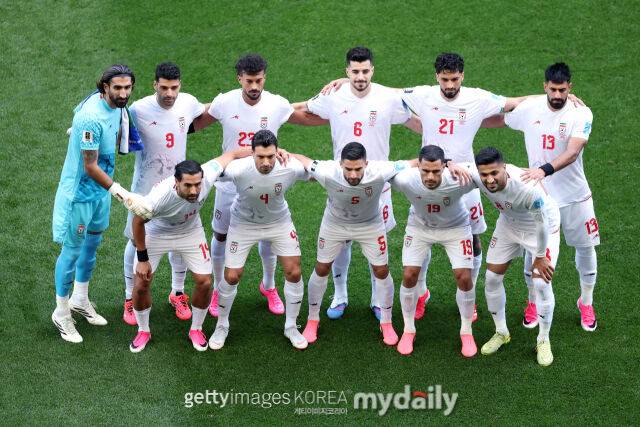 이란 축구대표팀이 27일 미국 워싱턴주 시애틀 스타디움에서 열린 '2026 국제축구연맹(FIFA) 북중미 월드컵' 이집트와의 G조 조별리그 3차전 경기를 앞두고 사진을 촬영하고 있다./게티이미지코리아
