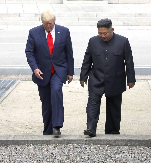 [판문점=뉴시스]박진희 기자 = 도널드 트럼프 미국 대통령과 김정은 북한 국무위원장이 30일 판문점 공동경비구역(JSA) 군사분계선을 넘어 북측으로 갔다 다시 남측으로 넘어오고 있다. 2019.06.30. pak7130@newsis.com