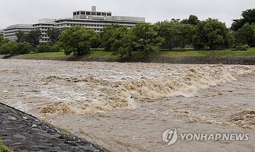 폭우로 인해 불어난 교토 가모강 [교도통신, 로이터=연합뉴스 제공]