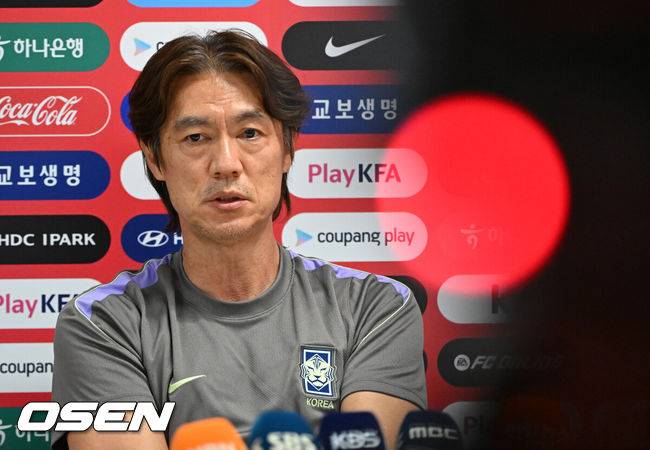 [OSEN=사포판(멕시코), 이대선 기자] 홍명보 감독이 이끄는 대한민국 축구국가대표팀이 26일(한국시각) 멕시코 과달라하라 인근 사포판의 치바스 베르데 바예에서 훈련을 진행했다.대한민국은 1승 2패(승점 3)로 조 3위에 머물렀다. 자력으로 32강에 오를 기회를 놓쳤고, 이제는 다른 조 경기 결과를 기다려야 하는 처지가 됐다.훈련에 앞서 대한민국 홍명보 감독이 인터뷰를 하고 있다. 2026.06.26 /sunday@osen.co.kr