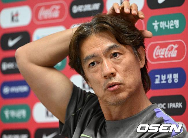 [OSEN=사포판(멕시코), 이대선 기자] 홍명보 감독이 이끄는 대한민국 축구국가대표팀이 26일(한국시각) 멕시코 과달라하라 인근 사포판의 치바스 베르데 바예에서 훈련을 진행했다.대한민국은 1승 2패(승점 3)로 조 3위에 머물렀다. 자력으로 32강에 오를 기회를 놓쳤고, 이제는 다른 조 경기 결과를 기다려야 하는 처지가 됐다.훈련에 앞서 대한민국 홍명보 감독이 인터뷰를 하고 있다. 2026.06.26 /sunday@osen.co.kr