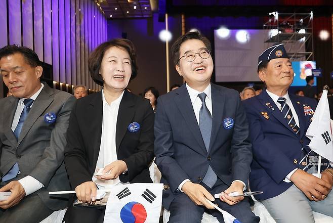 김동연 경기지사(오른쪽 두 번째)와 추미애 경기지사 당선인(왼쪽 두 번째)이 25일 수원컨벤션센터에서 열린 6·25전쟁 제76주년 기념식에서 함께 웃고 있다. 연합뉴스