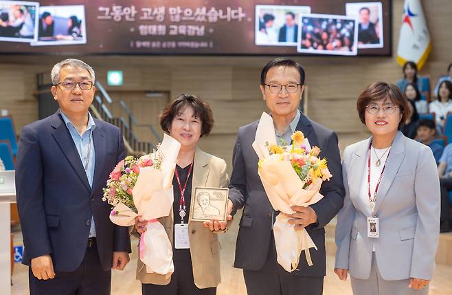 임태희 경기도교육감이 25일 열린 확대간부회의 직후&nbsp;교직원들과 기념촬영을 하고 있다. 경기도교육청 제공